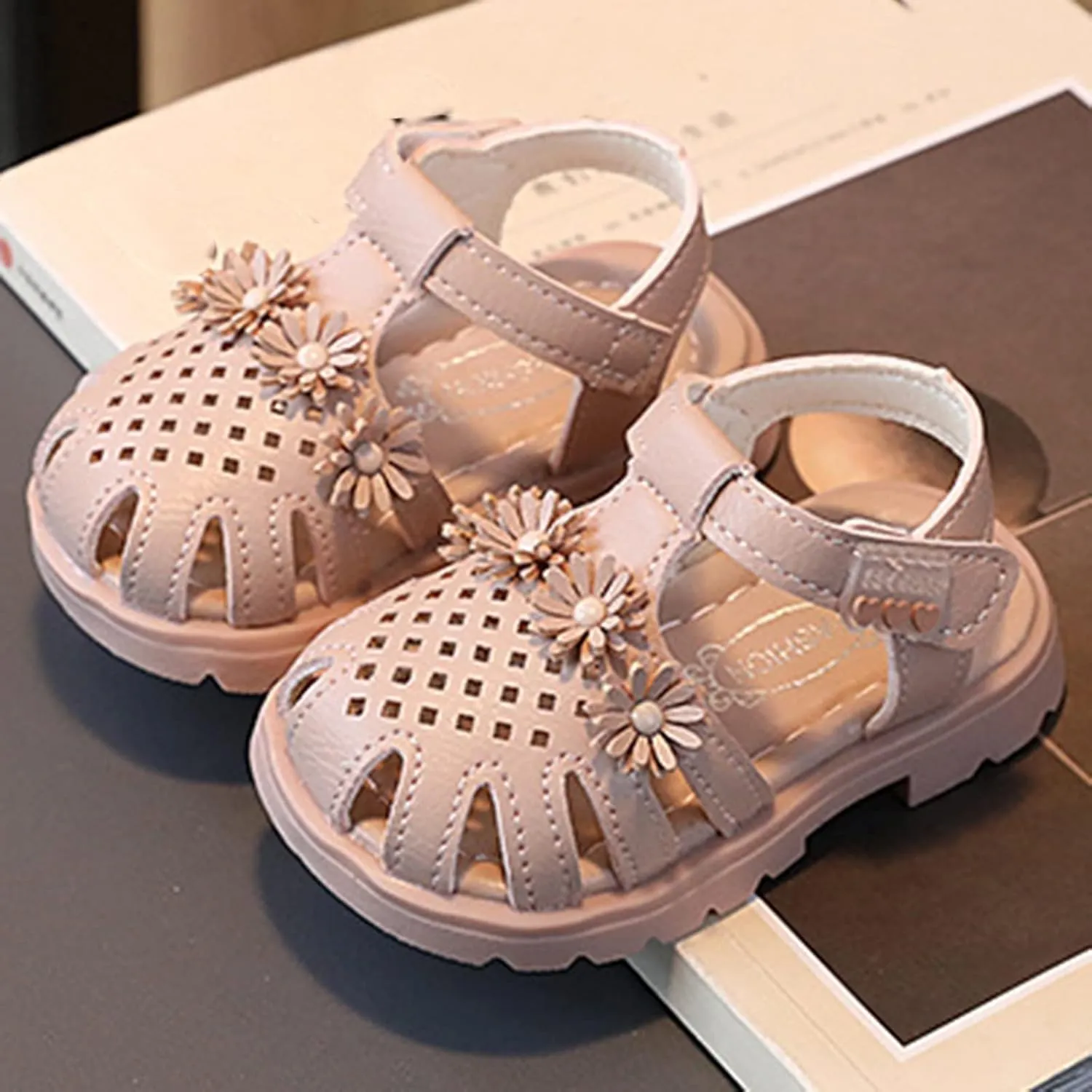 Kids Closed Toe Flower Sandals With Strap Rubber Sole ??ow Heels Soft Beach Shoes Toddler Summer Outdoor Pool Loafers